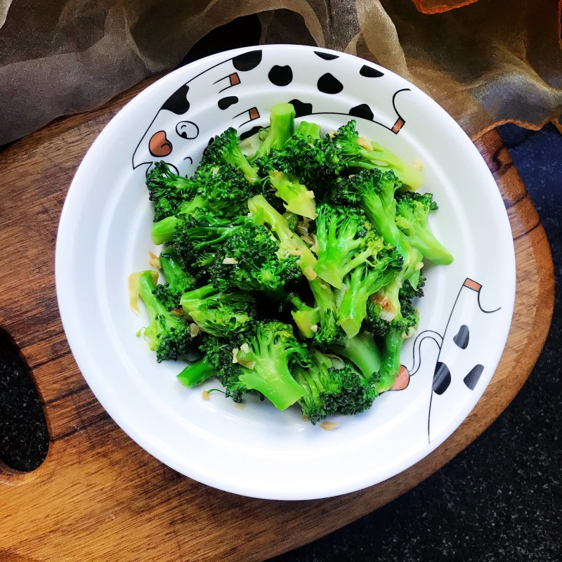 Stir-Fried Broccoli with Walnut Oil