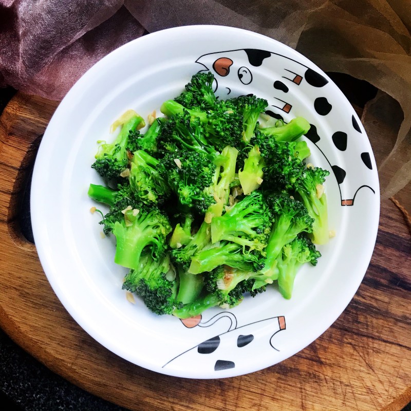 Step-by-Step Guide to Cooking Stir-Fried Broccoli with Walnut Oil