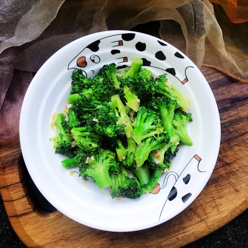 Stir-Fried Broccoli with Walnut Oil