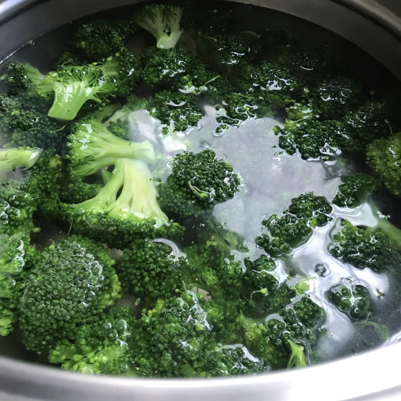 Step-by-Step Guide to Cooking Stir-Fried Broccoli with Walnut Oil