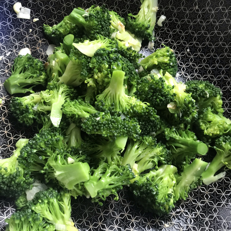 Step-by-Step Guide to Cooking Stir-Fried Broccoli with Walnut Oil