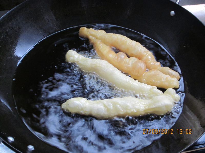 Detailed Steps for Making Homemade Chinese Fried Dough Sticks