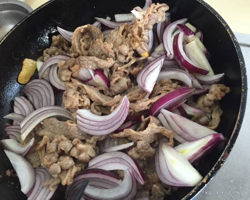 Steps for Making Beef and Onion Stir-Fry