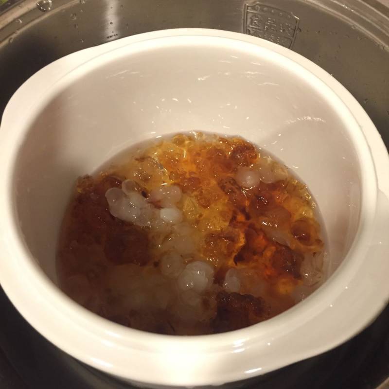 Steps for Cooking Milk and Peach Gum Sweet Soup with Tremella