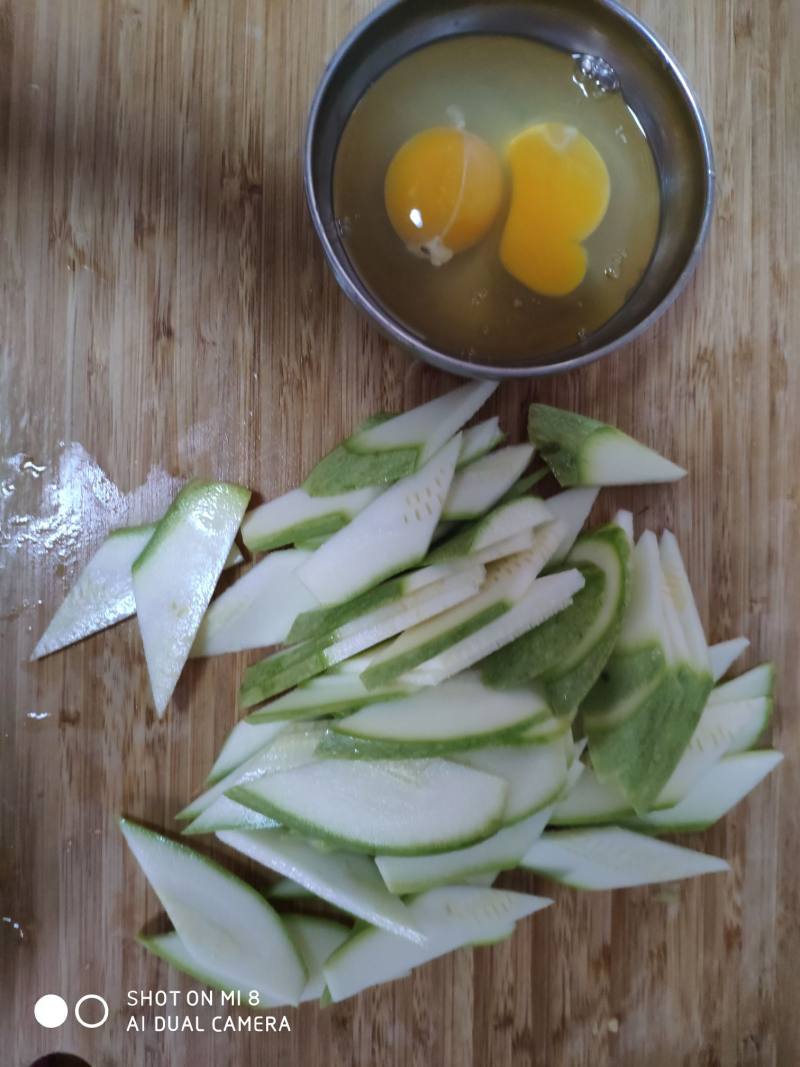 Steps for cooking Egg and Loofah Stir Fry