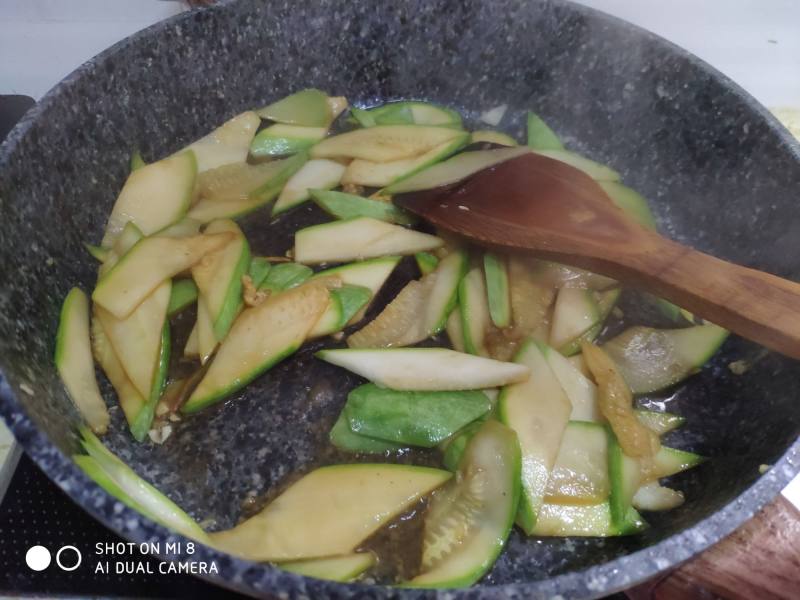 Steps for cooking Egg and Loofah Stir Fry