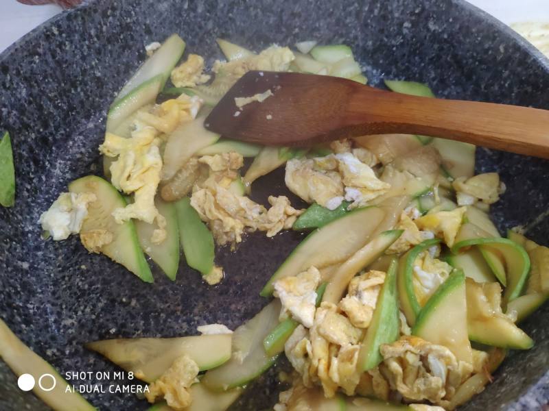 Steps for cooking Egg and Loofah Stir Fry