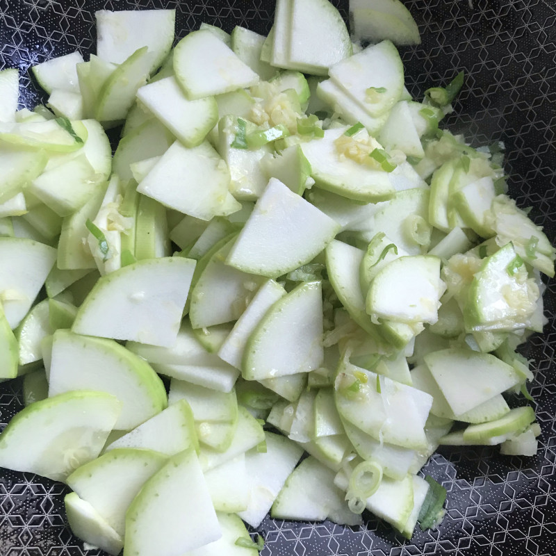 Step-by-Step Guide to Cooking Stir-Fried Zucchini with Walnut Oil