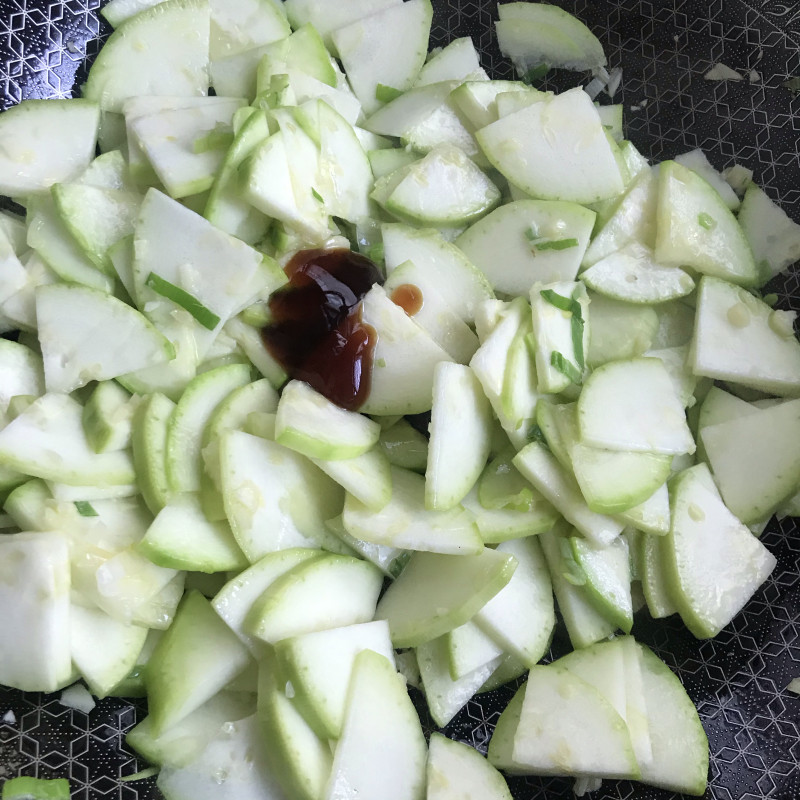 Step-by-Step Guide to Cooking Stir-Fried Zucchini with Walnut Oil