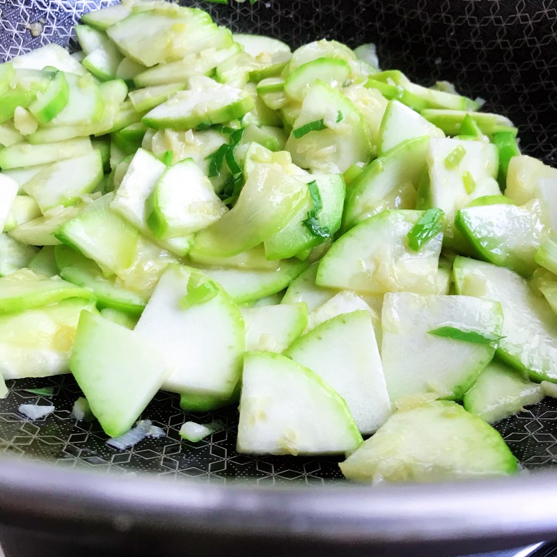 Step-by-Step Guide to Cooking Stir-Fried Zucchini with Walnut Oil