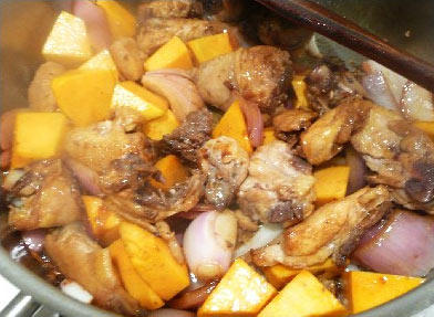 Steps for Cooking Pumpkin Stewed Old Chicken