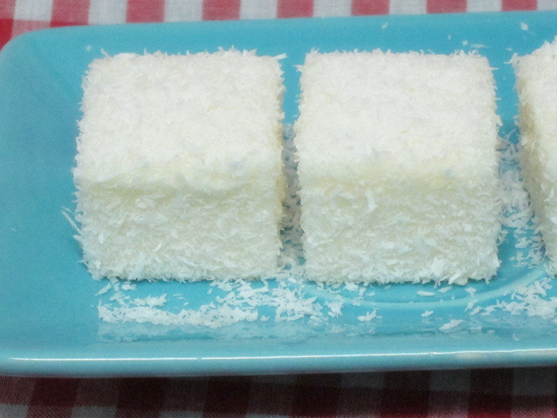 Steps for Making Smooth and Soft Fresh Milk Snow Cake