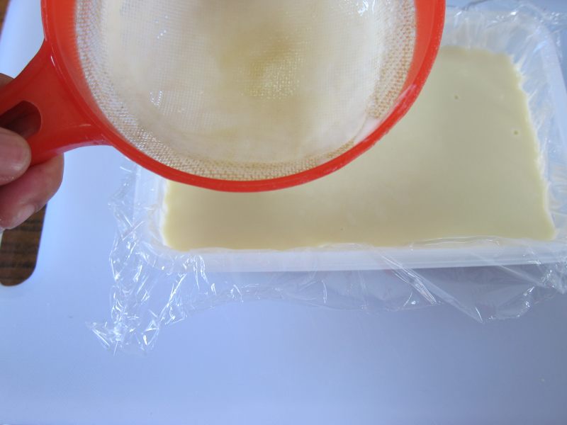 Steps for Making Smooth and Soft Fresh Milk Snow Cake