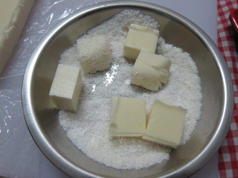 Steps for Making Smooth and Soft Fresh Milk Snow Cake