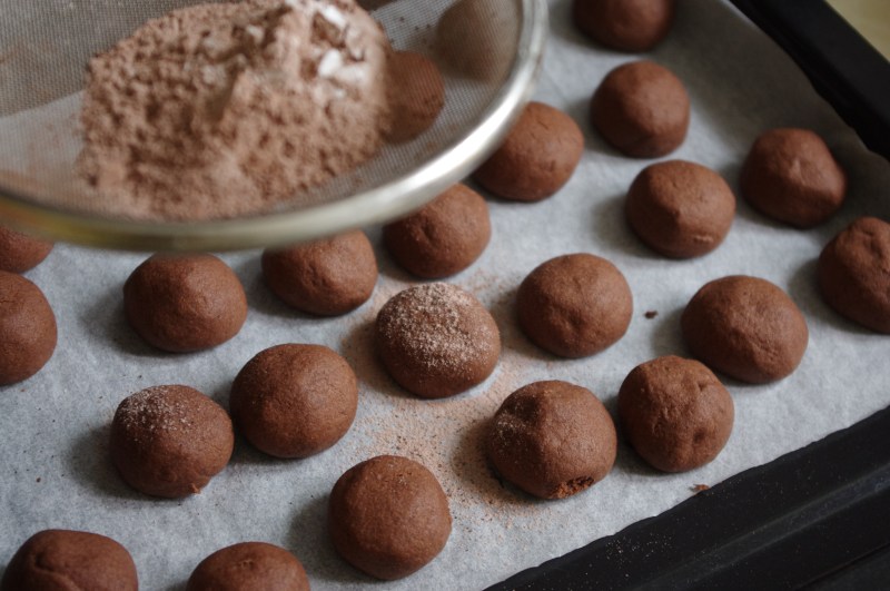 Sweet Love... Chocolate Heart-filled Small Round Cakes Cooking Steps