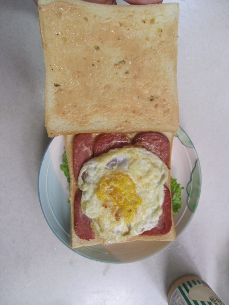 Steps for making Egg and Ham Sandwich