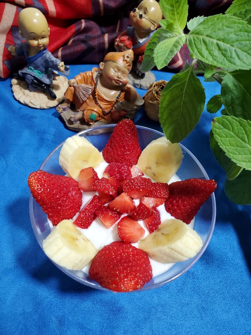 Step-by-Step Instructions for Making Strawberry Banana Yogurt Cup