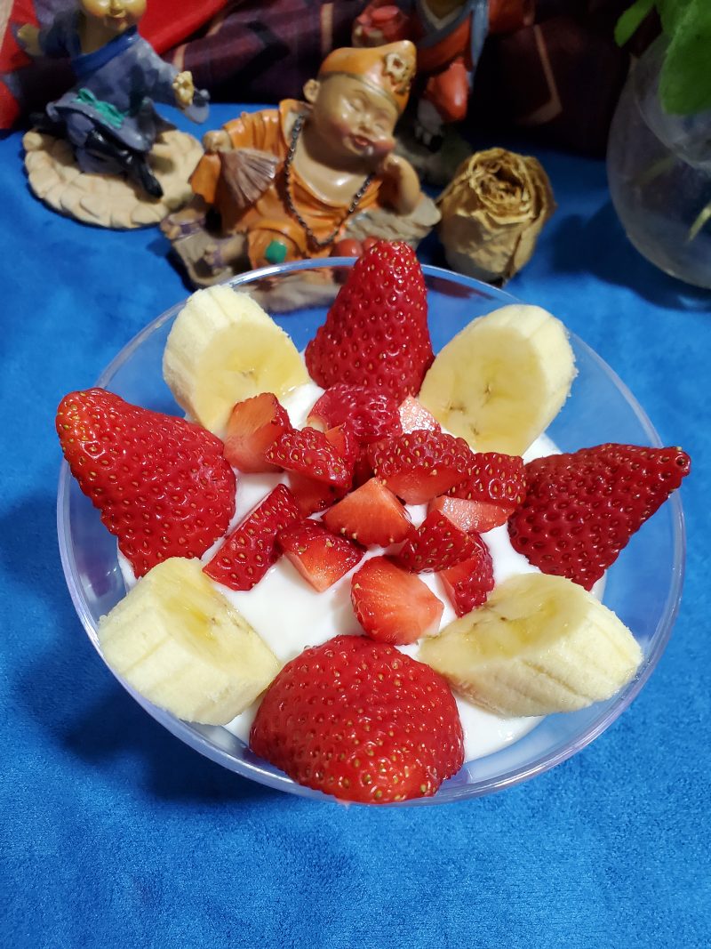 Step-by-Step Instructions for Making Strawberry Banana Yogurt Cup