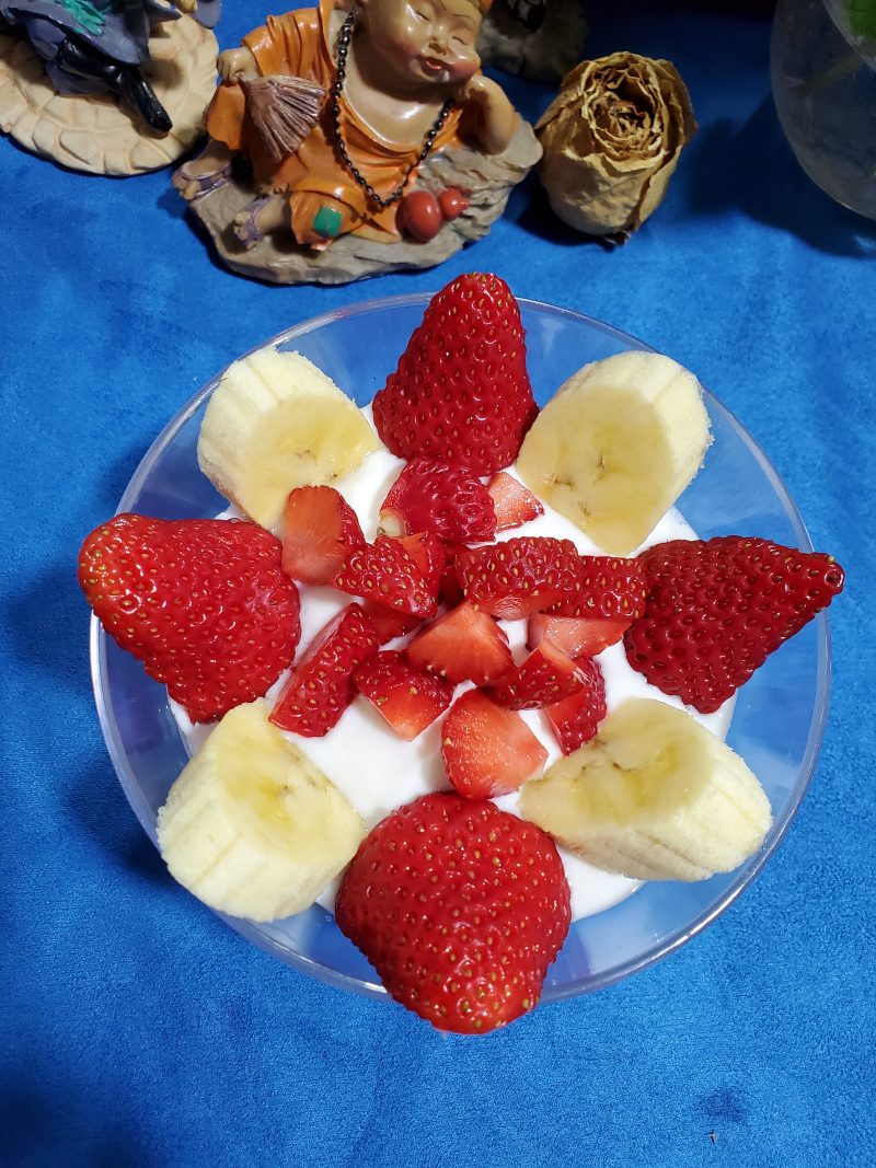 Step-by-Step Instructions for Making Strawberry Banana Yogurt Cup