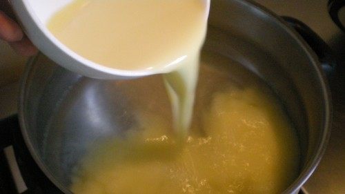 Step-by-Step Instructions for Cornmeal Pudding with Milk Jelly