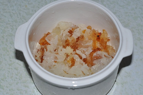 Steps for making Peach Gum Tremella Snow Lotus Seed Soup