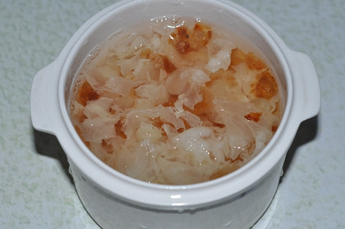 Steps for making Peach Gum Tremella Snow Lotus Seed Soup