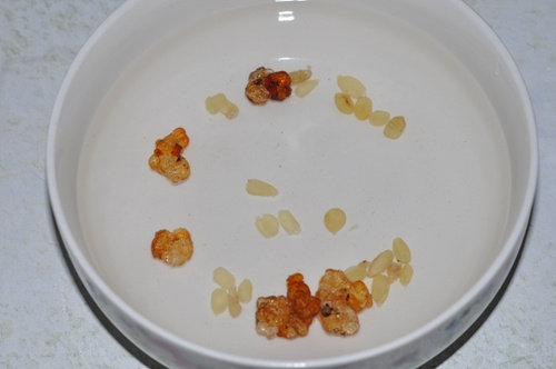 Steps for making Peach Gum Tremella Snow Lotus Seed Soup