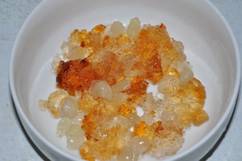 Steps for making Peach Gum Tremella Snow Lotus Seed Soup