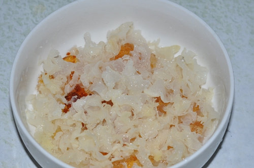 Steps for making Peach Gum Tremella Snow Lotus Seed Soup