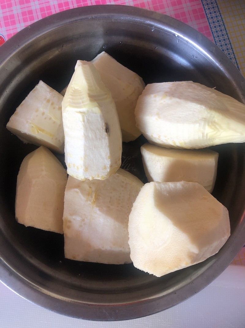 Steps for Stir-fried Winter Bamboo Shoots with Chinese Sausage