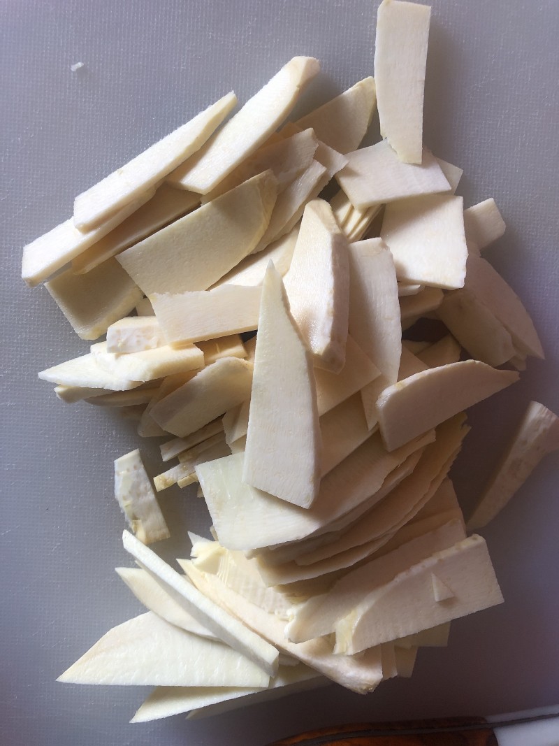 Steps for Stir-fried Winter Bamboo Shoots with Chinese Sausage