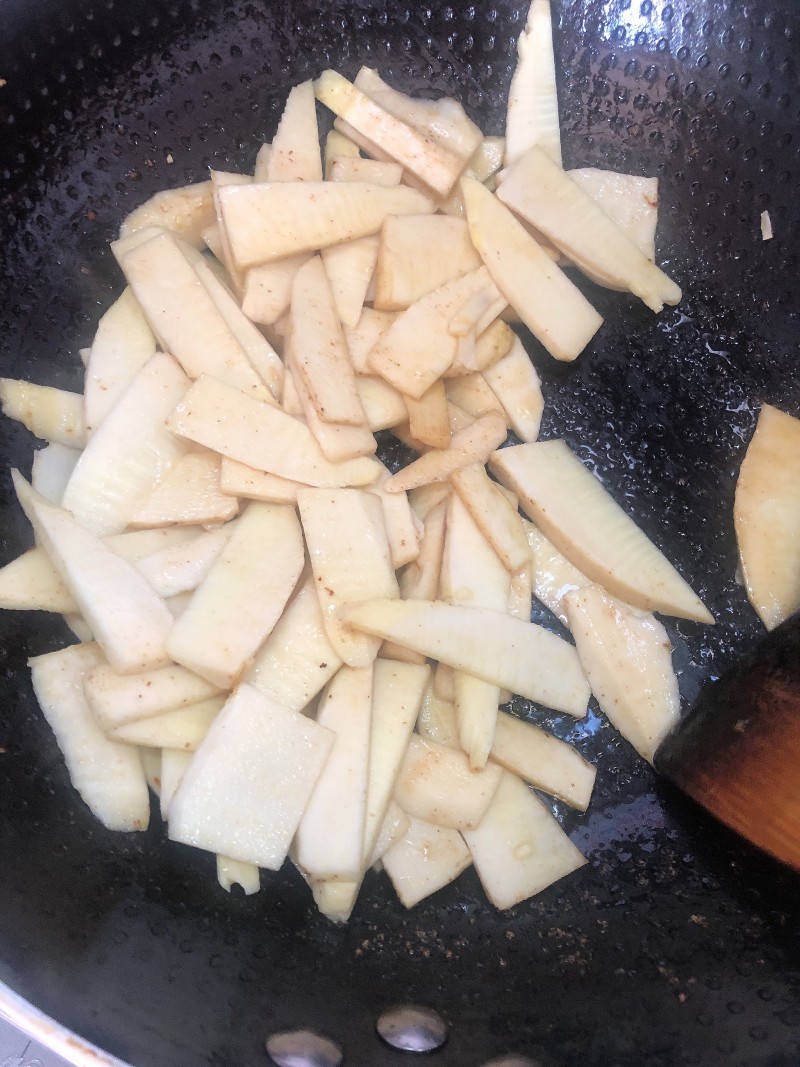 Steps for Stir-fried Winter Bamboo Shoots with Chinese Sausage