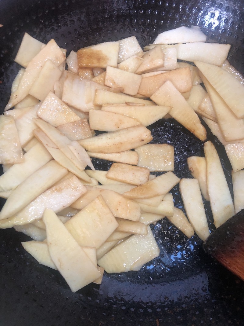 Steps for Stir-fried Winter Bamboo Shoots with Chinese Sausage