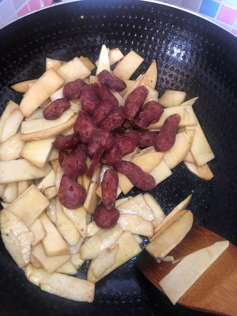 Steps for Stir-fried Winter Bamboo Shoots with Chinese Sausage