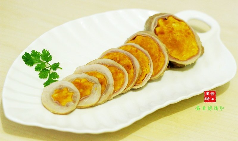 Impressive Dish for Banquets: Stuffed Pig Stomach with Salted Egg Yolk