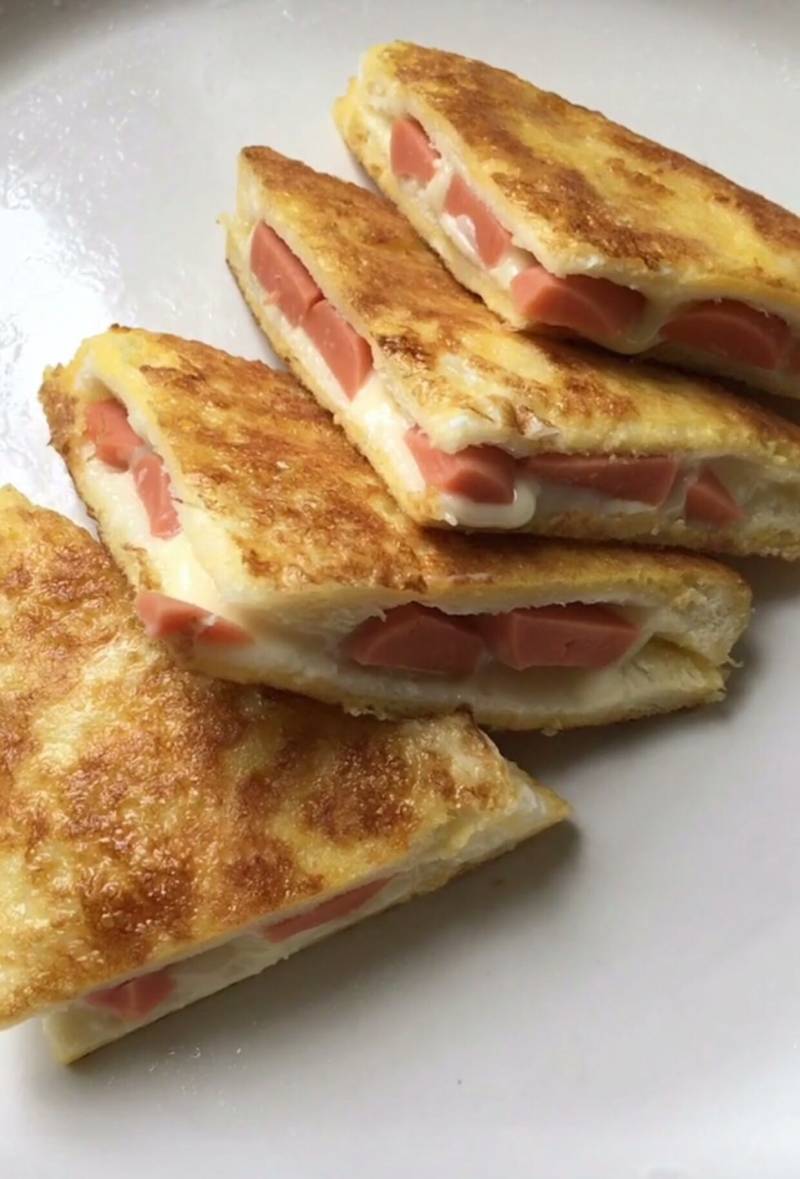 Steps for Making Pan-Fried Ham and Cheese Toast