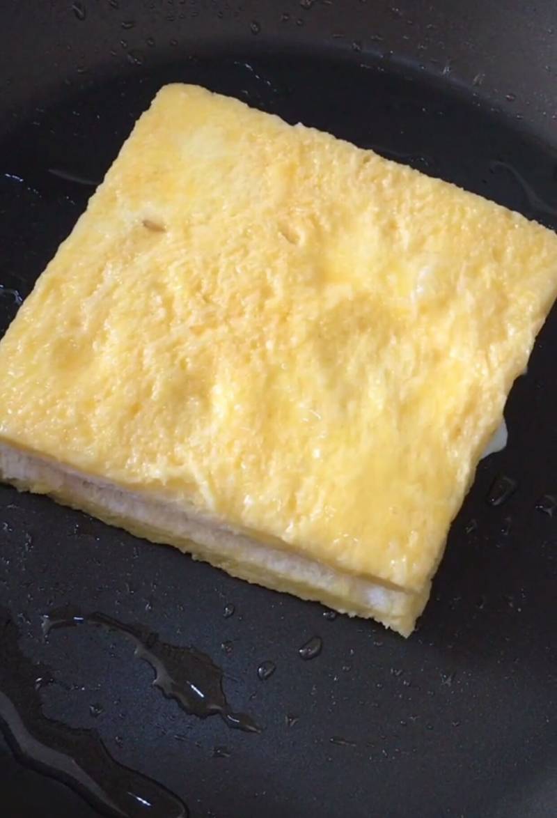 Steps for Making Pan-Fried Ham and Cheese Toast