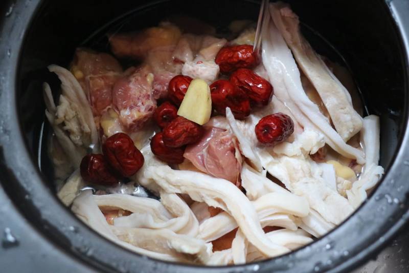 Steps for Making Pork Stomach and Free-Range Chicken Soup