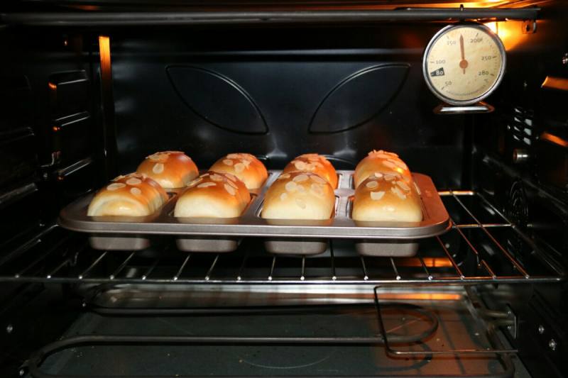 Steps for Making Condensed Milk Bread (Tangzhong Method)