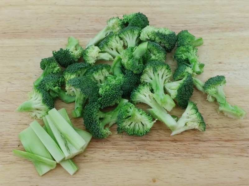 Steps for Cooking Broccoli Stir-Fried with Sausage