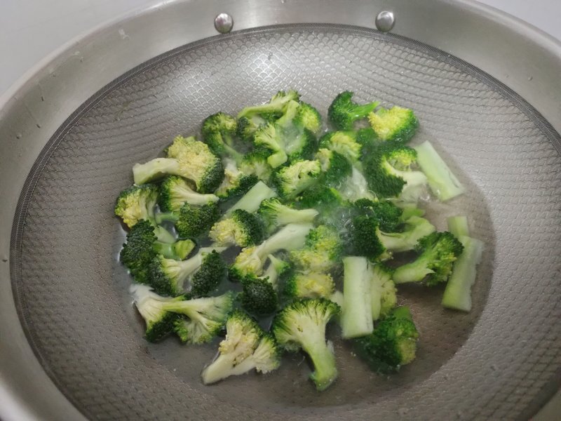 Steps for Cooking Broccoli Stir-Fried with Sausage