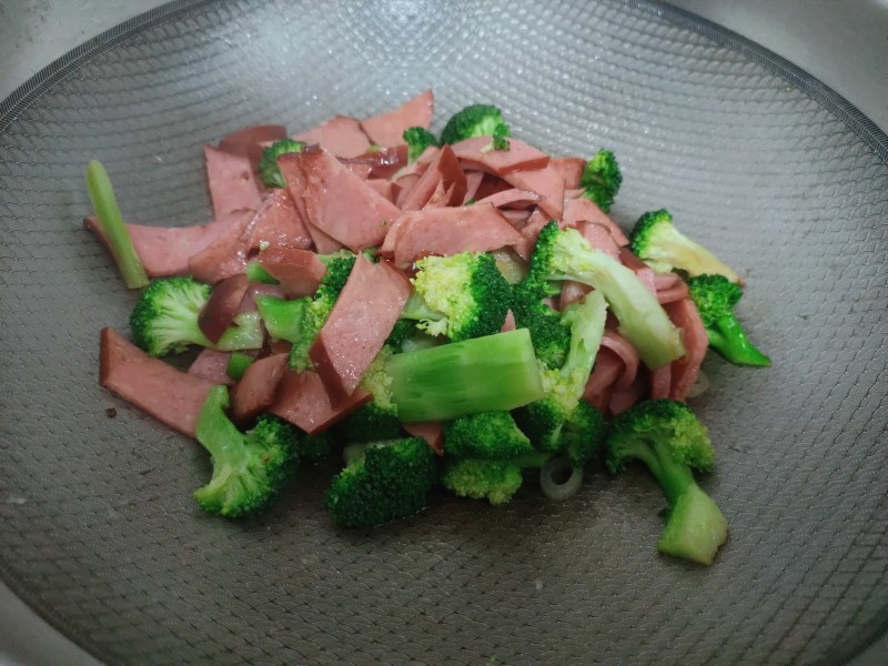 Steps for Cooking Broccoli Stir-Fried with Sausage