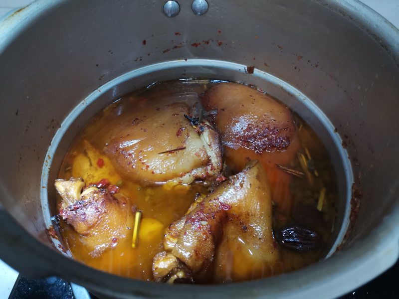 Steps for Making Braised Pig's Trotters