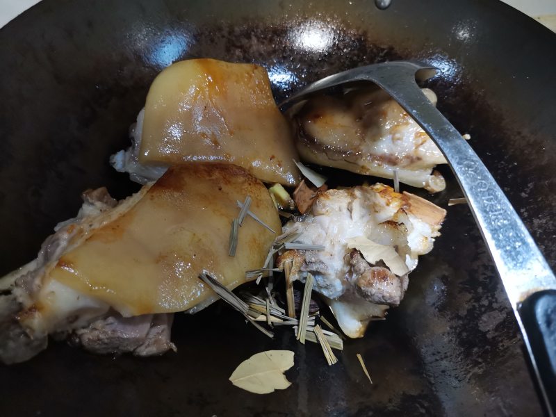 Steps for Making Braised Pig's Trotters