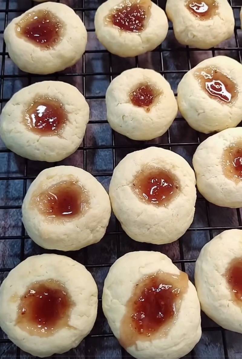 Steps for Making Strawberry Jam Cookies