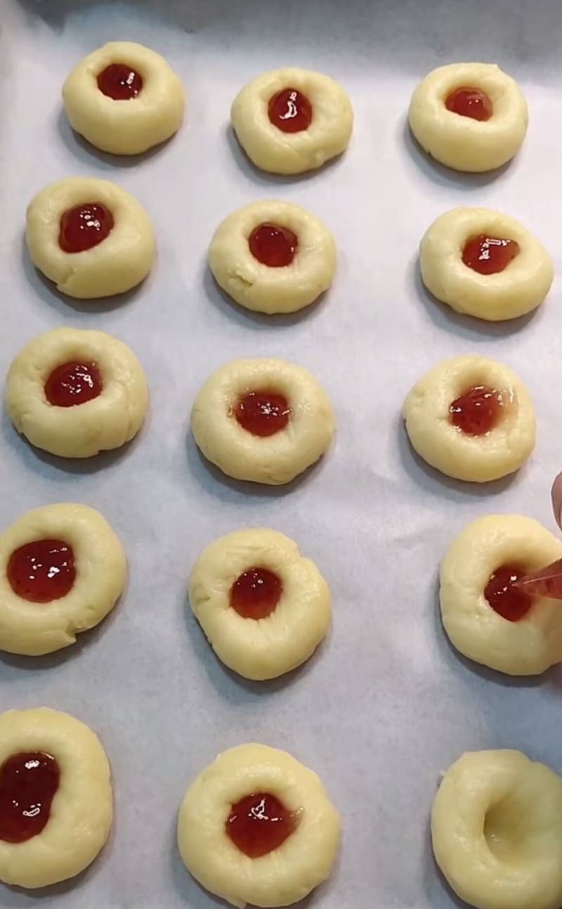 Steps for Making Strawberry Jam Cookies