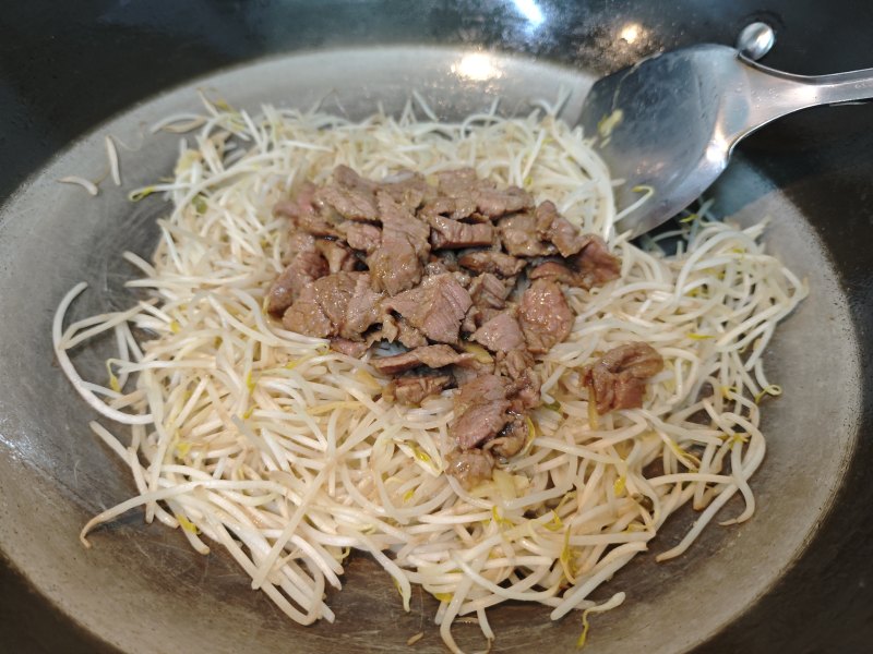 Steps for Beef Stir-Fried Bean Sprouts