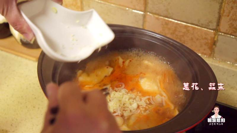 Steps for Making Spicy Cabbage Noodle Soup