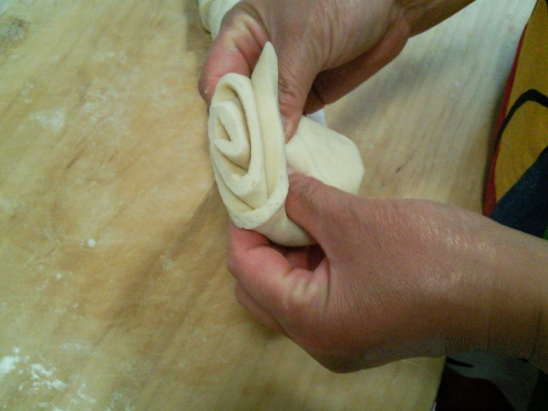 Steps for Making Fragrant Little Flower Rolls