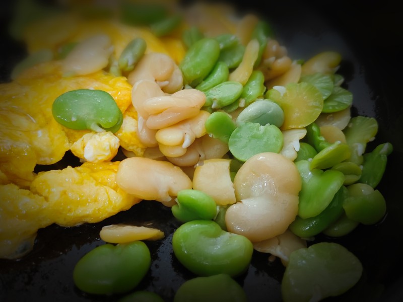 Steps for Stir-fried Broad Beans with Eggs